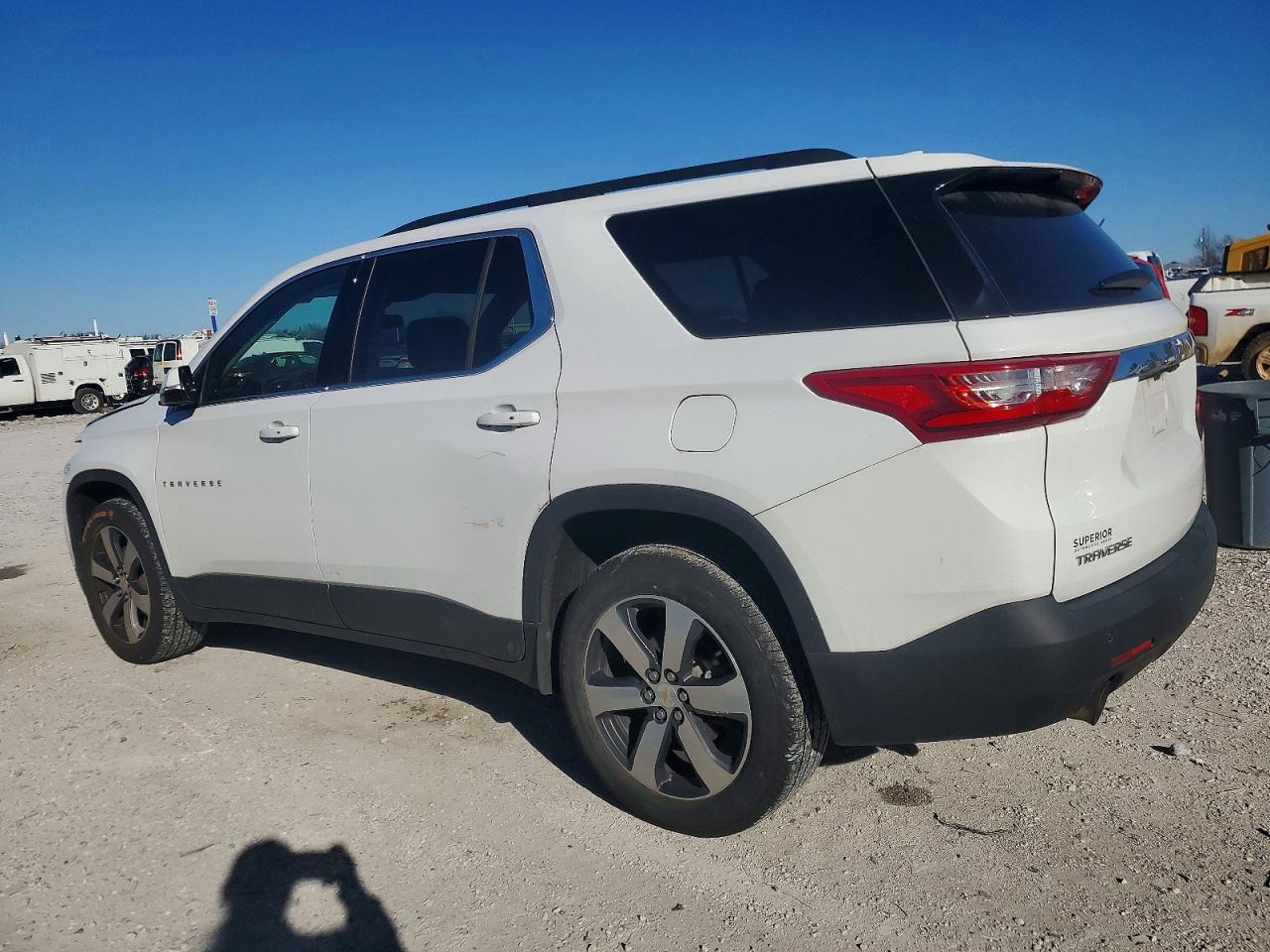 2019 CHEVROLET TRAVERSE LT photo 2