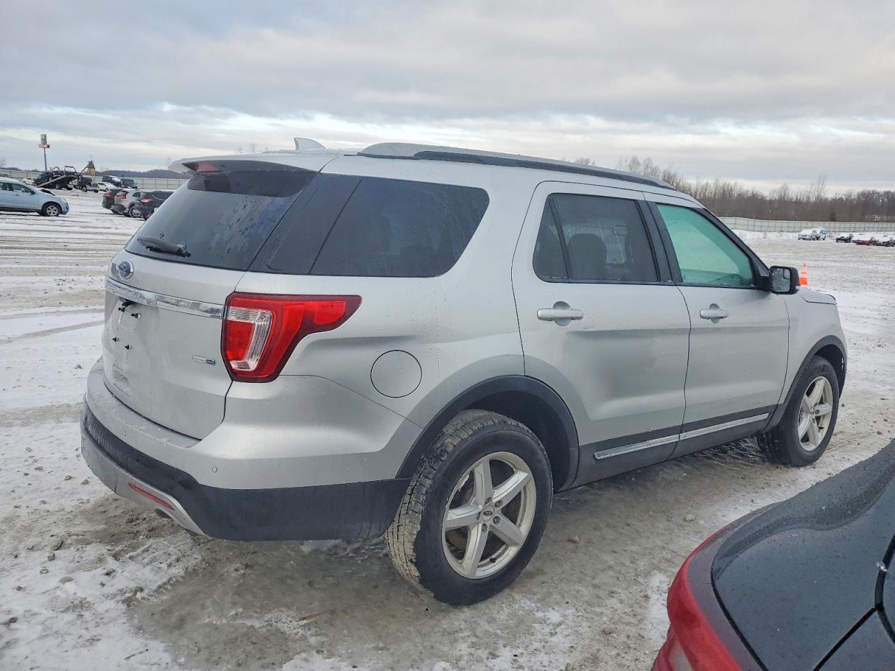 2016 FORD EXPLORER XLT photo 3