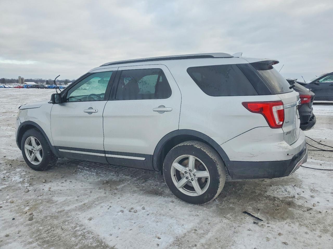 2016 FORD EXPLORER XLT photo 2