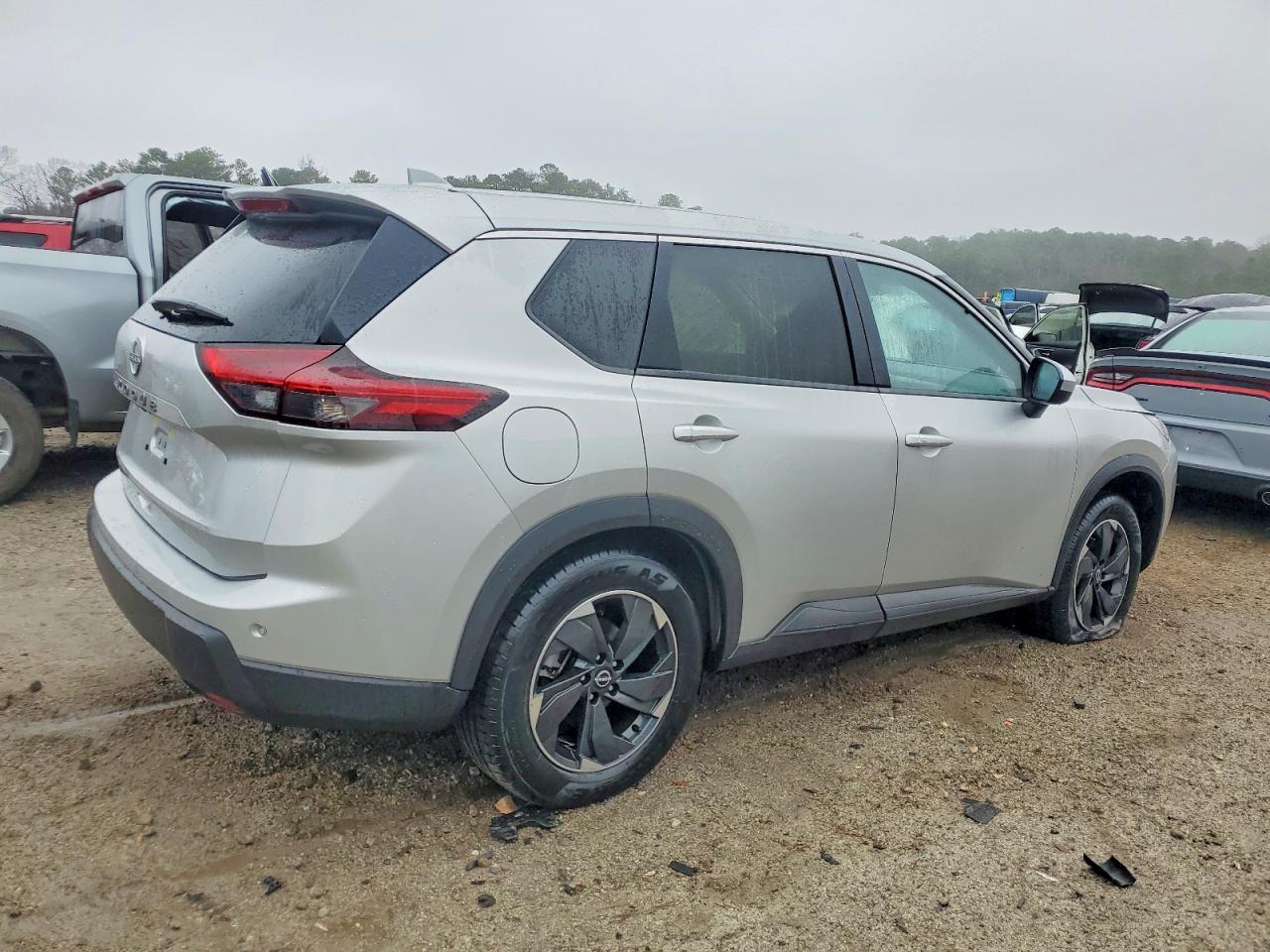 2025 NISSAN ROGUE SV photo 3