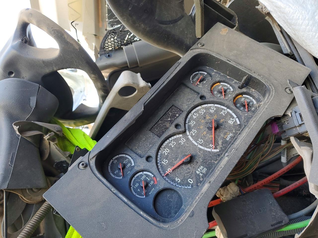 2016 FREIGHTLINER CASCADIA 125 SLEEPER CAB SEMI TRUCK photo 8