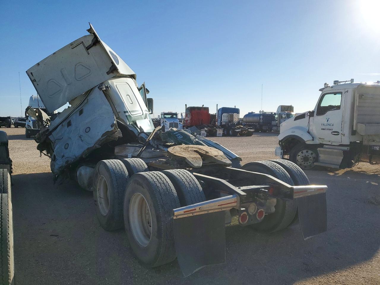 2016 FREIGHTLINER CASCADIA 125 SLEEPER CAB SEMI TRUCK photo 3