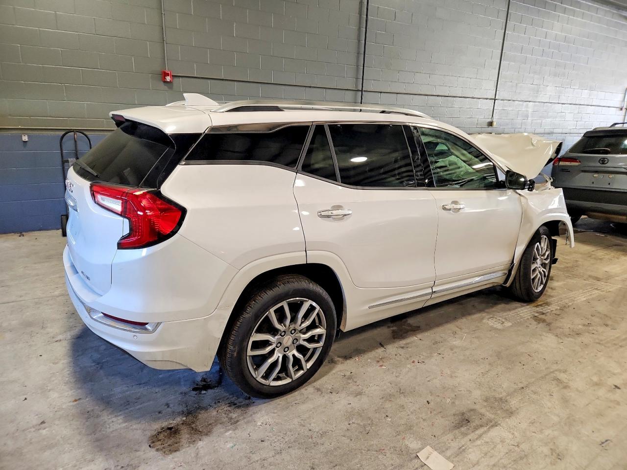2024 GMC TERRAIN DENALI photo 3