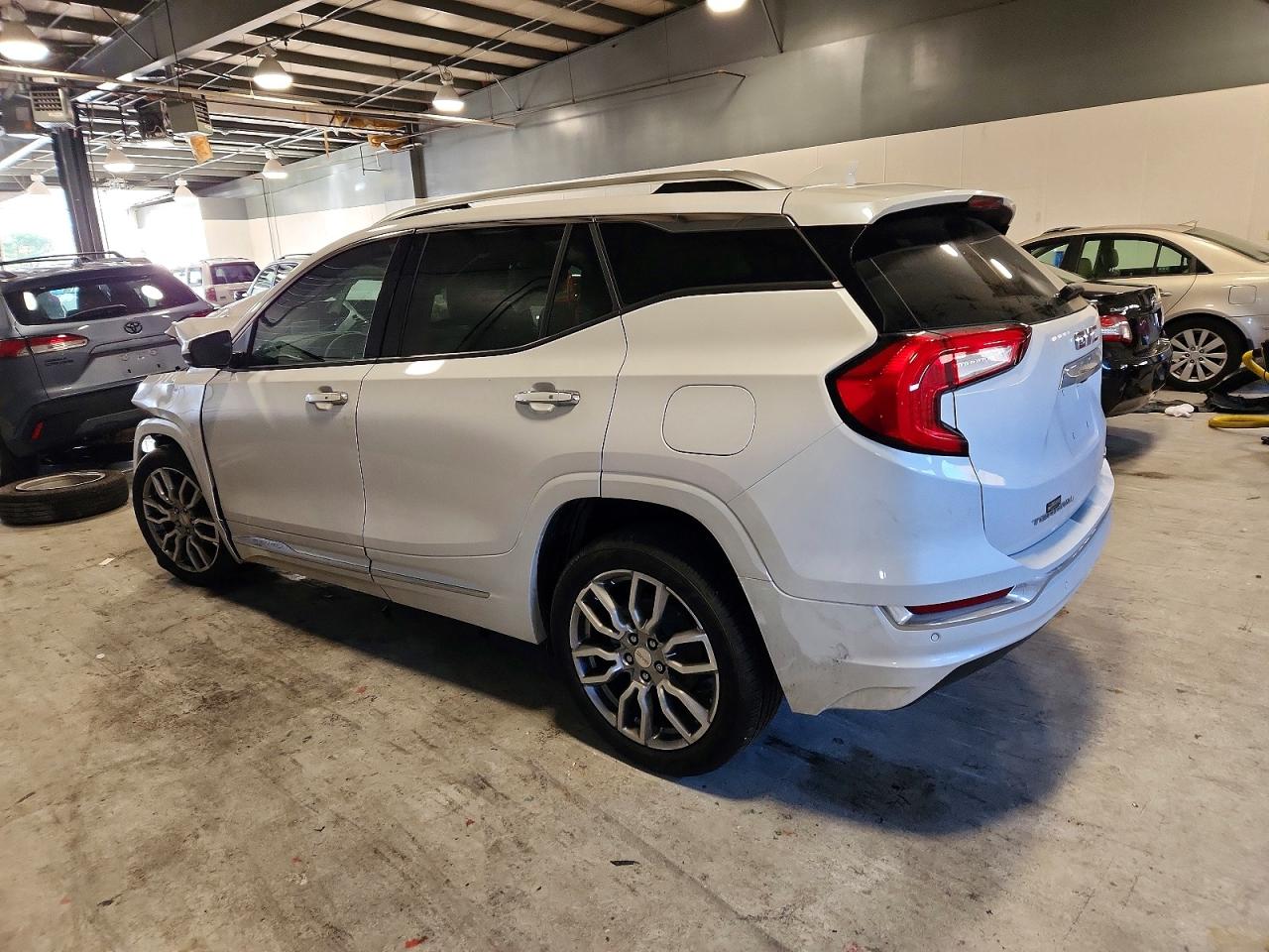 2024 GMC TERRAIN DENALI photo 2