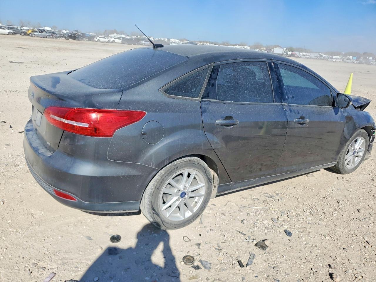2017 FORD FOCUS SE photo 3