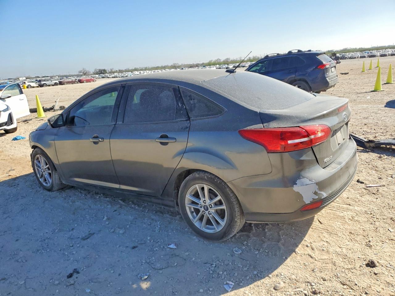 2017 FORD FOCUS SE photo 2