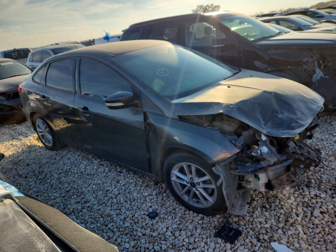 2017 FORD FOCUS SE photo 4