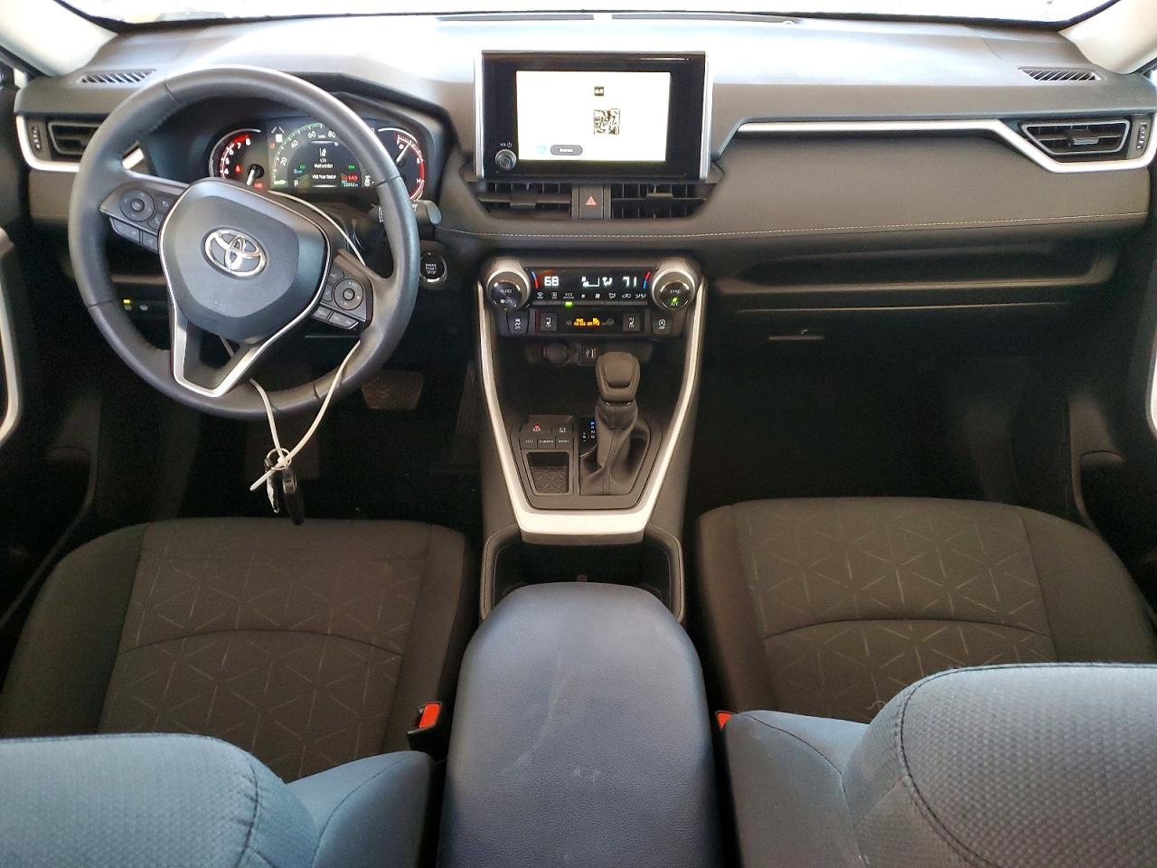 2025 TOYOTA RAV4 XLE photo 8