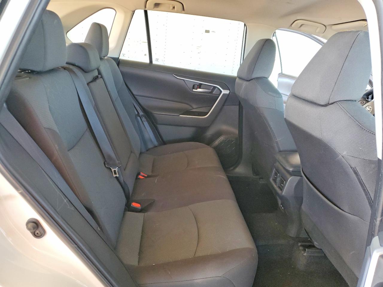 2025 TOYOTA RAV4 XLE photo 11