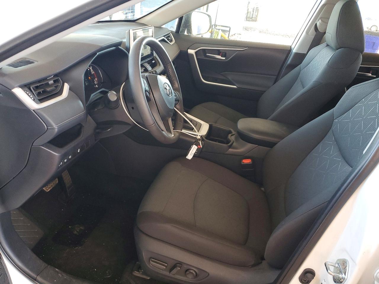 2025 TOYOTA RAV4 XLE photo 7