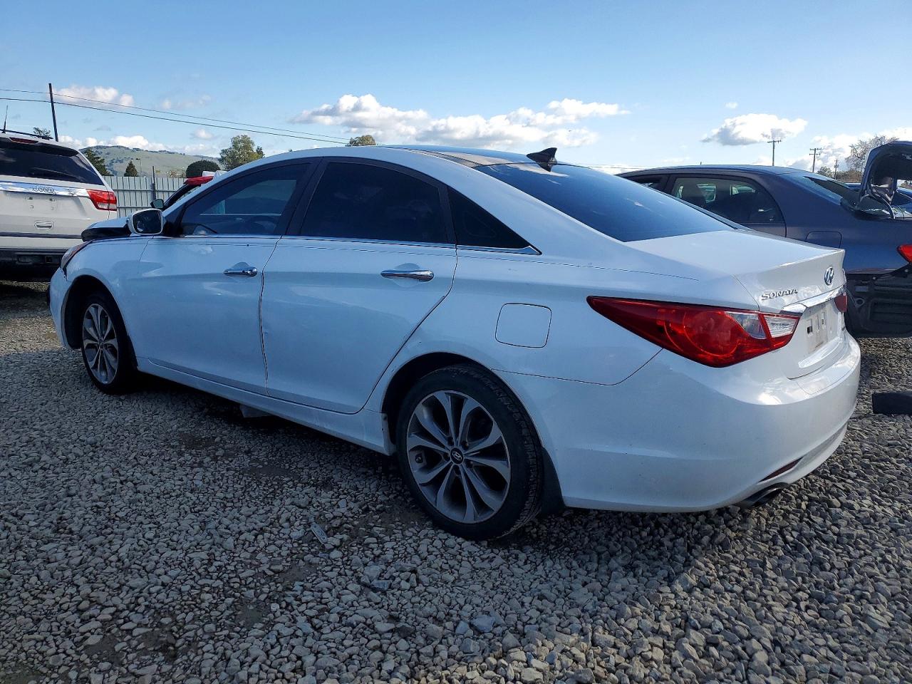 2013 HYUNDAI SONATA SE photo 2