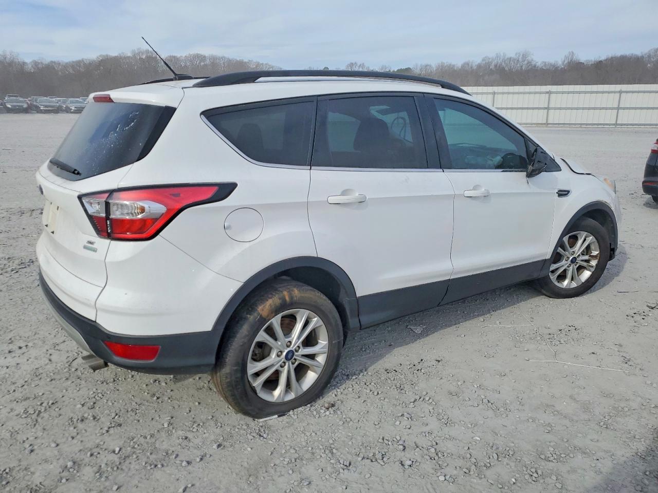 2017 FORD ESCAPE SE photo 3