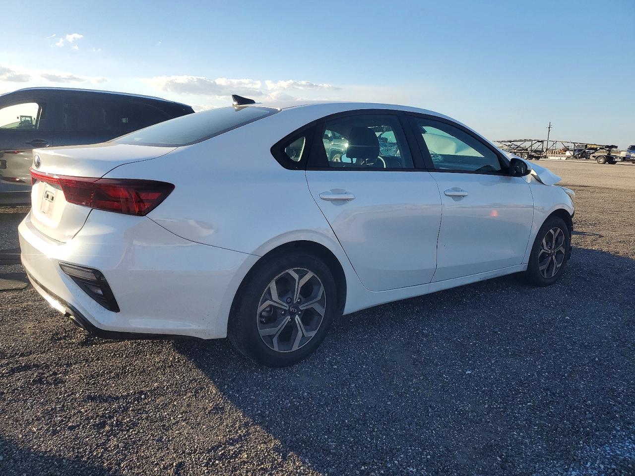 2021 KIA FORTE LXS photo 3