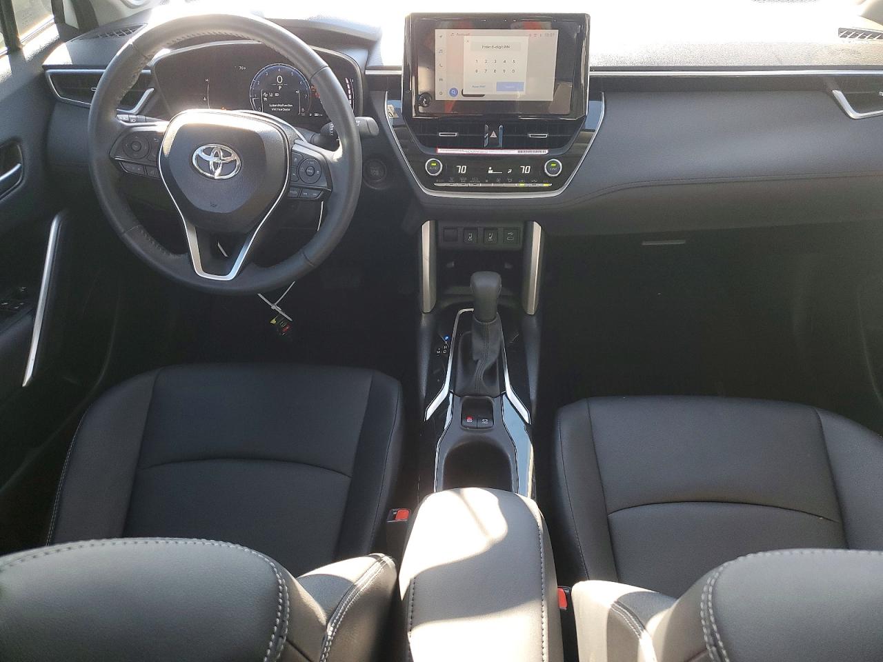 2024 TOYOTA COROLLA CROSS XLE photo 8