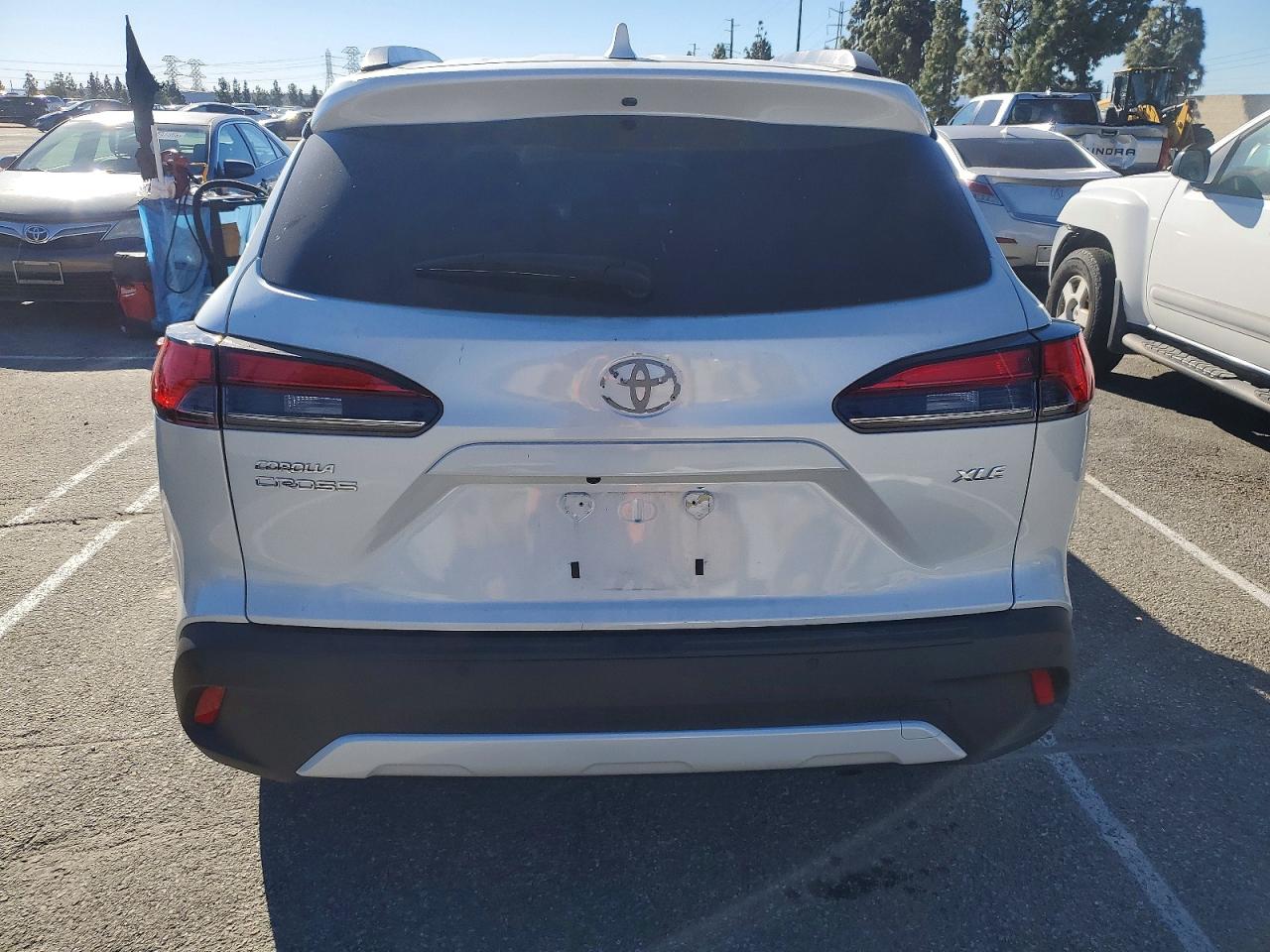 2024 TOYOTA COROLLA CROSS XLE photo 6