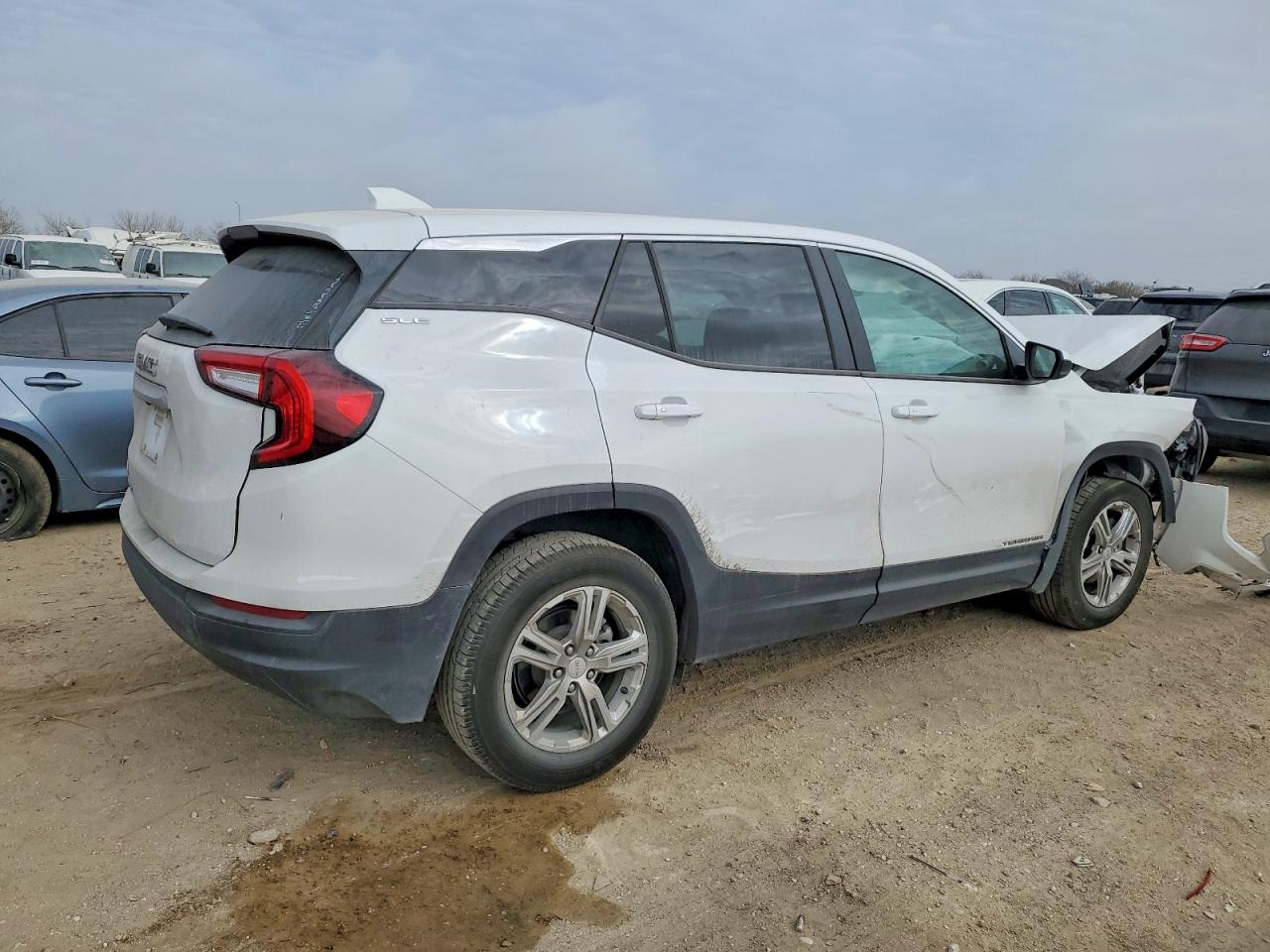 2024 GMC TERRAIN SLE photo 3