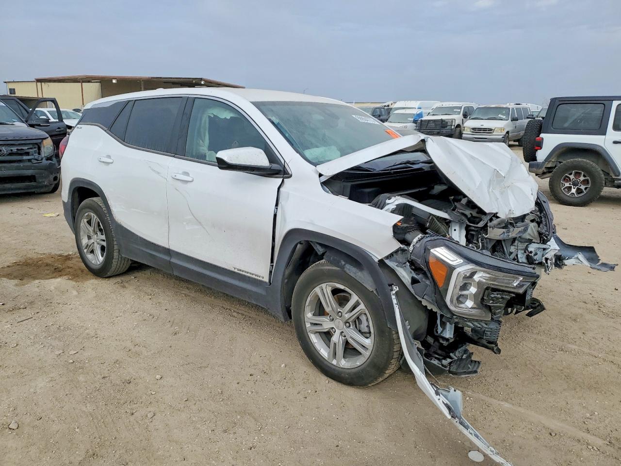 2024 GMC TERRAIN SLE photo 4