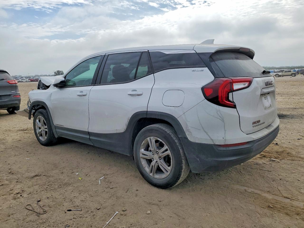 2024 GMC TERRAIN SLE photo 2