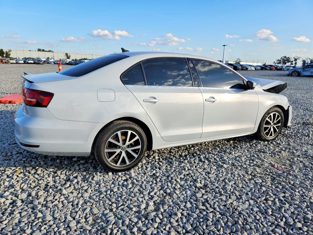 2017 VOLKSWAGEN JETTA SE photo 3