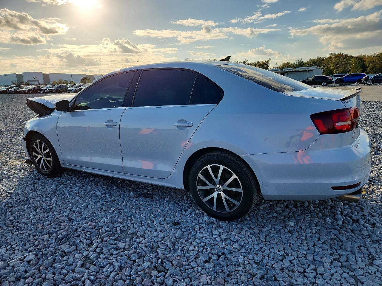 2017 VOLKSWAGEN JETTA SE photo 2
