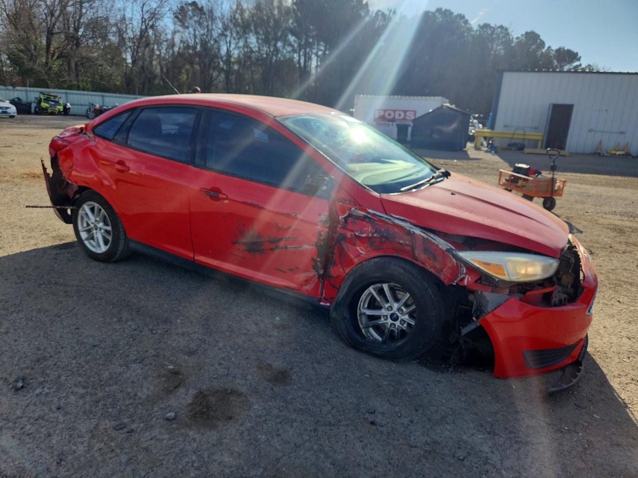2017 FORD FOCUS SE photo 4
