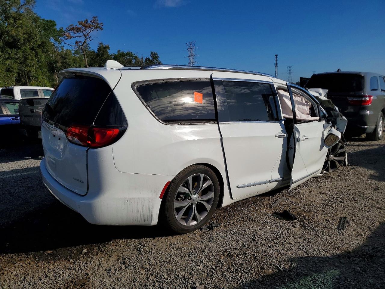 2019 CHRYSLER PACIFICA LIMITED photo 3