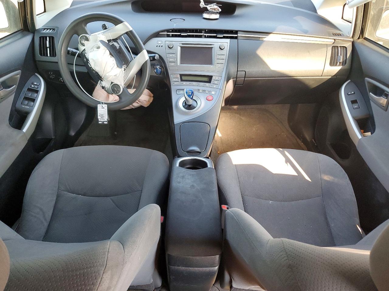 2015 TOYOTA PRIUS photo 8