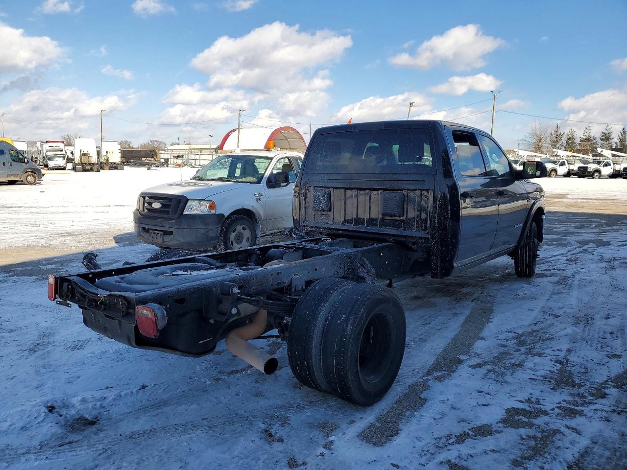 2022 RAM 3500 TRUCK CAB AND CHASSIS photo 3