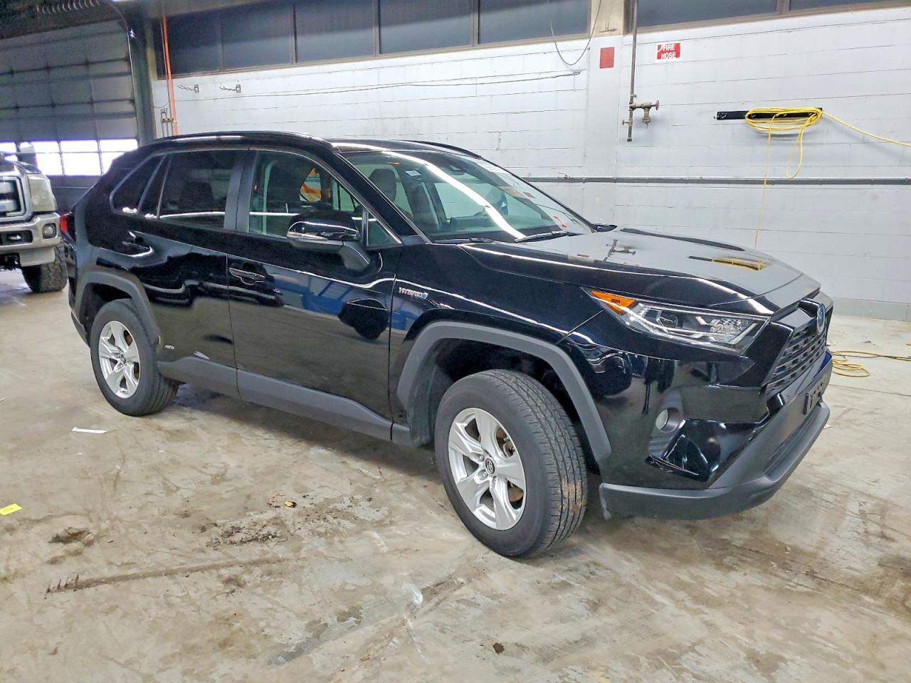 2019 TOYOTA RAV4 XLE photo 4