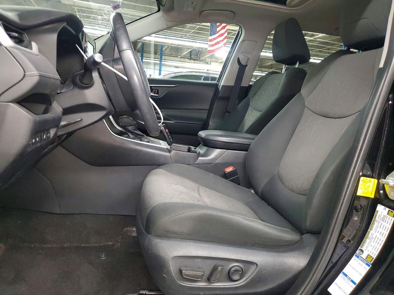 2019 TOYOTA RAV4 XLE photo 7
