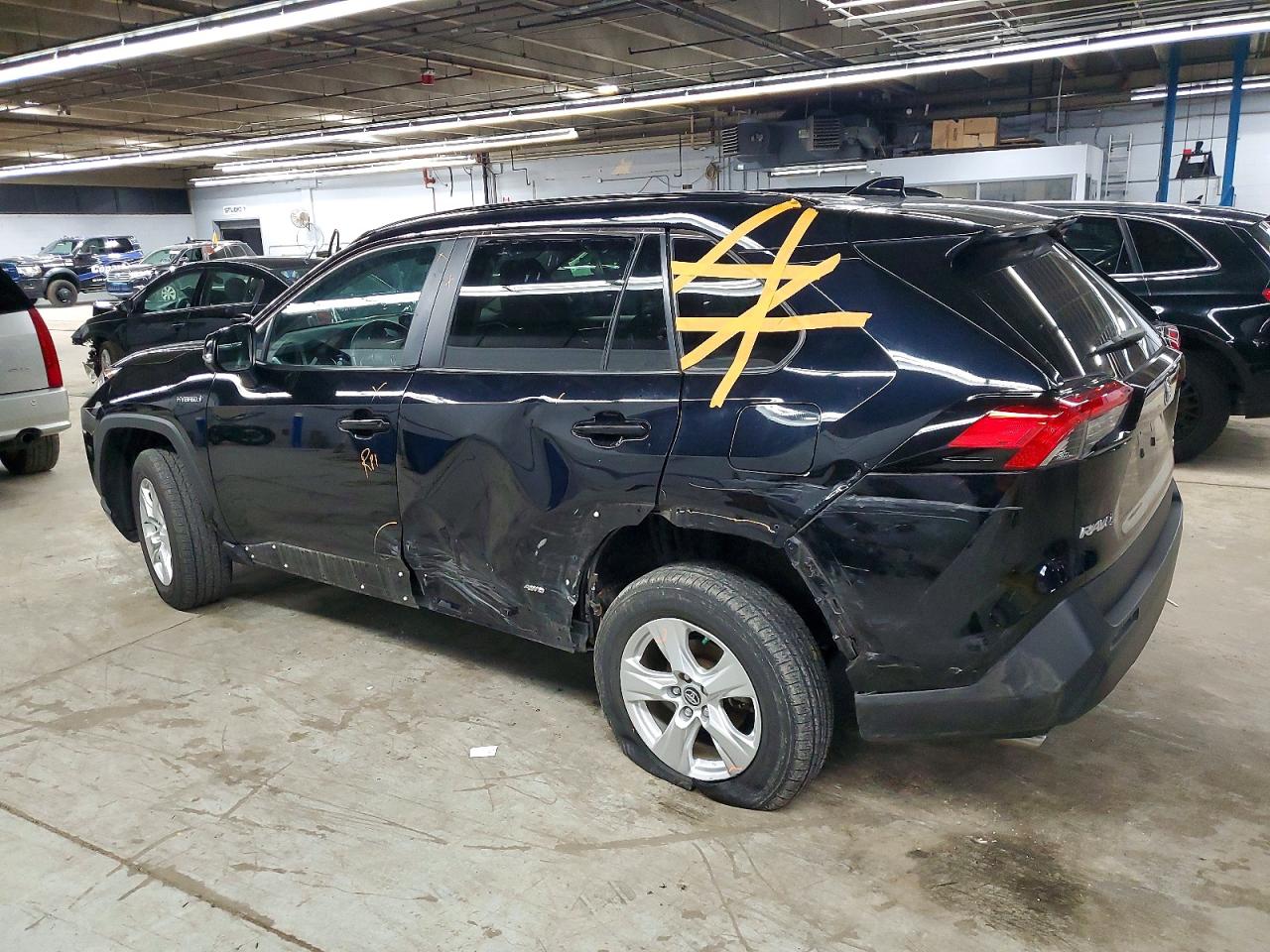 2019 TOYOTA RAV4 XLE photo 2