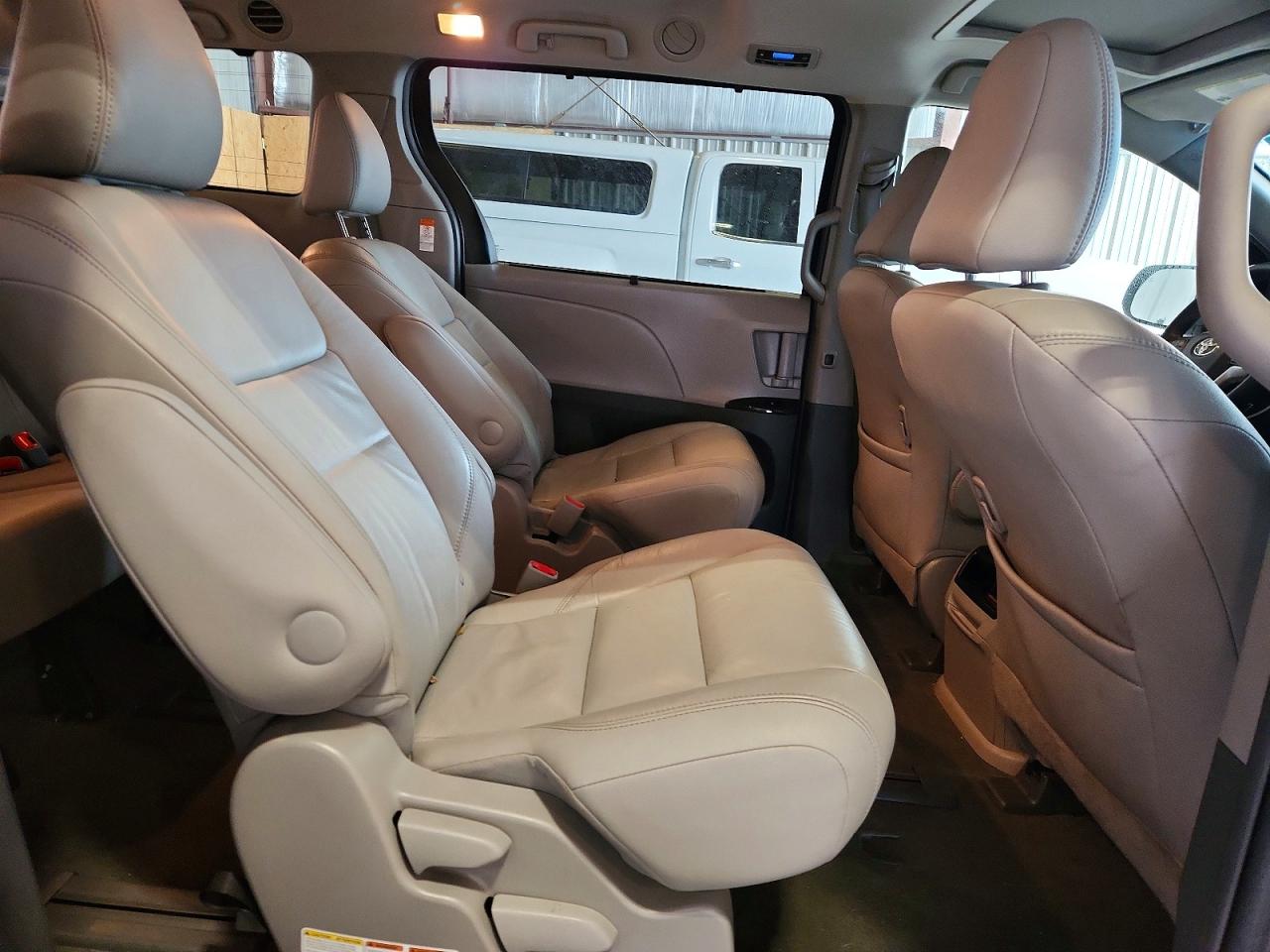 2016 TOYOTA SIENNA XLE 7 PASSENGER photo 11