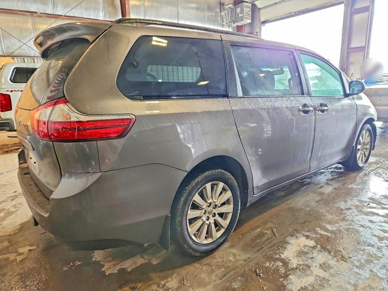 2016 TOYOTA SIENNA XLE 7 PASSENGER photo 3