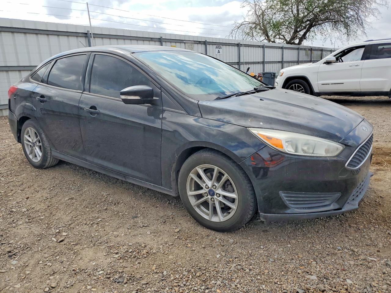 2017 FORD FOCUS SE photo 4