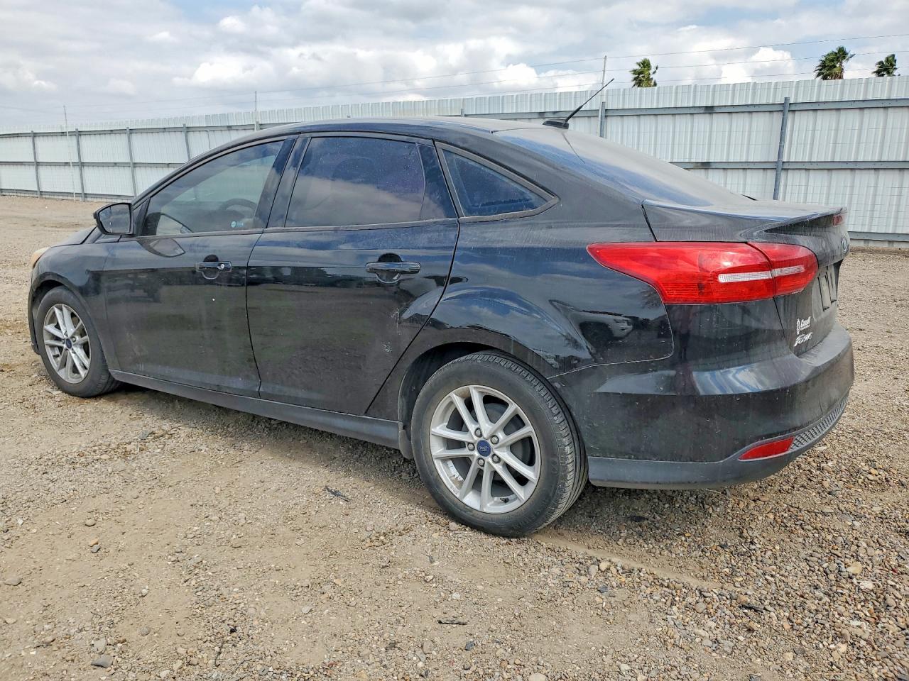 2017 FORD FOCUS SE photo 2