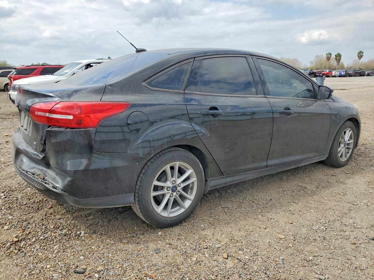 2017 FORD FOCUS SE photo 3