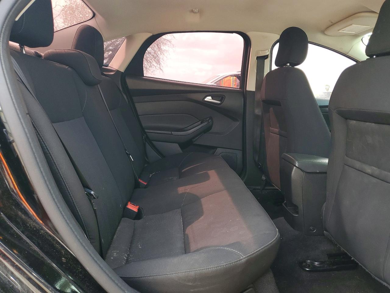 2017 FORD FOCUS SE photo 10