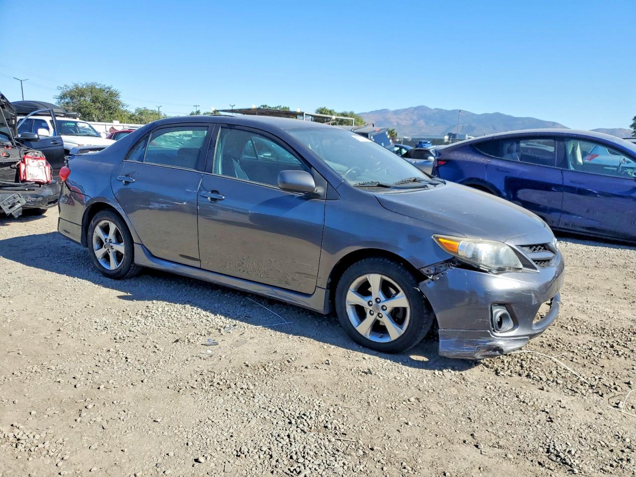 2013 TOYOTA COROLLA photo 4