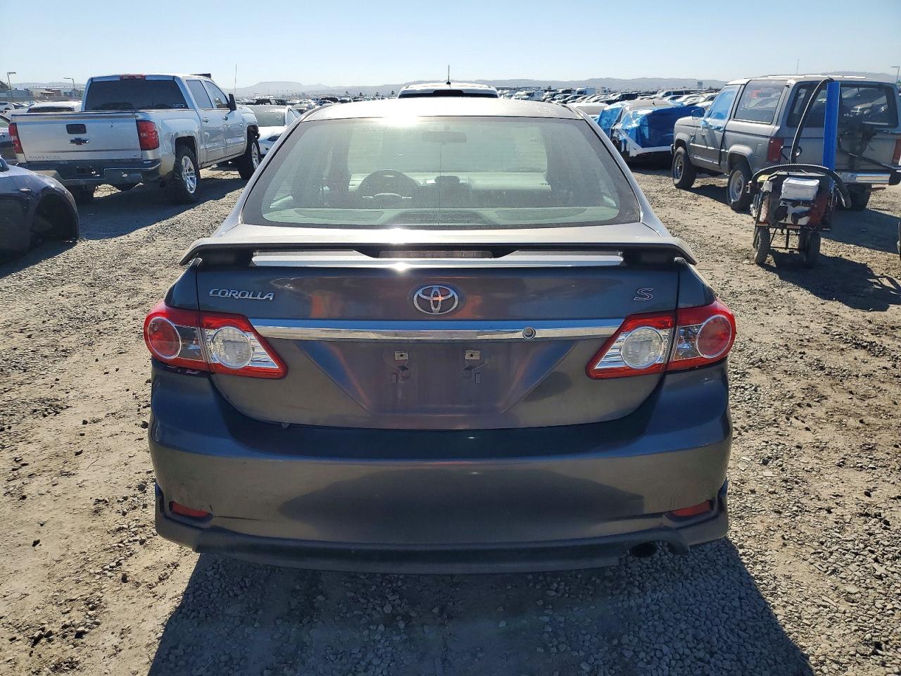 2013 TOYOTA COROLLA photo 6