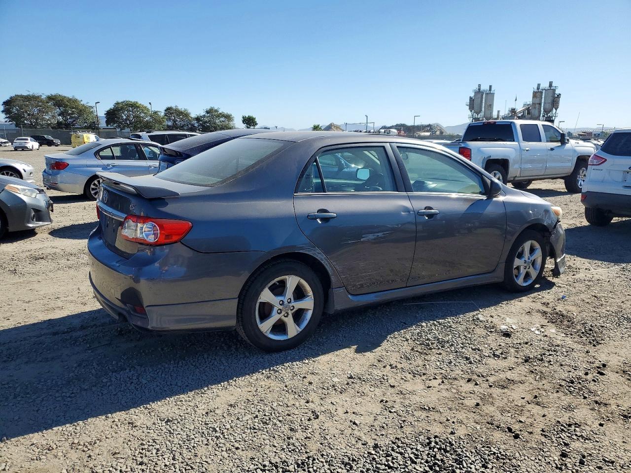 2013 TOYOTA COROLLA photo 3