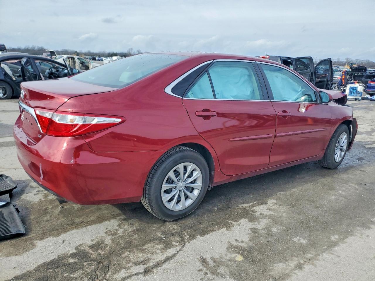 2017 TOYOTA CAMRY LE photo 3