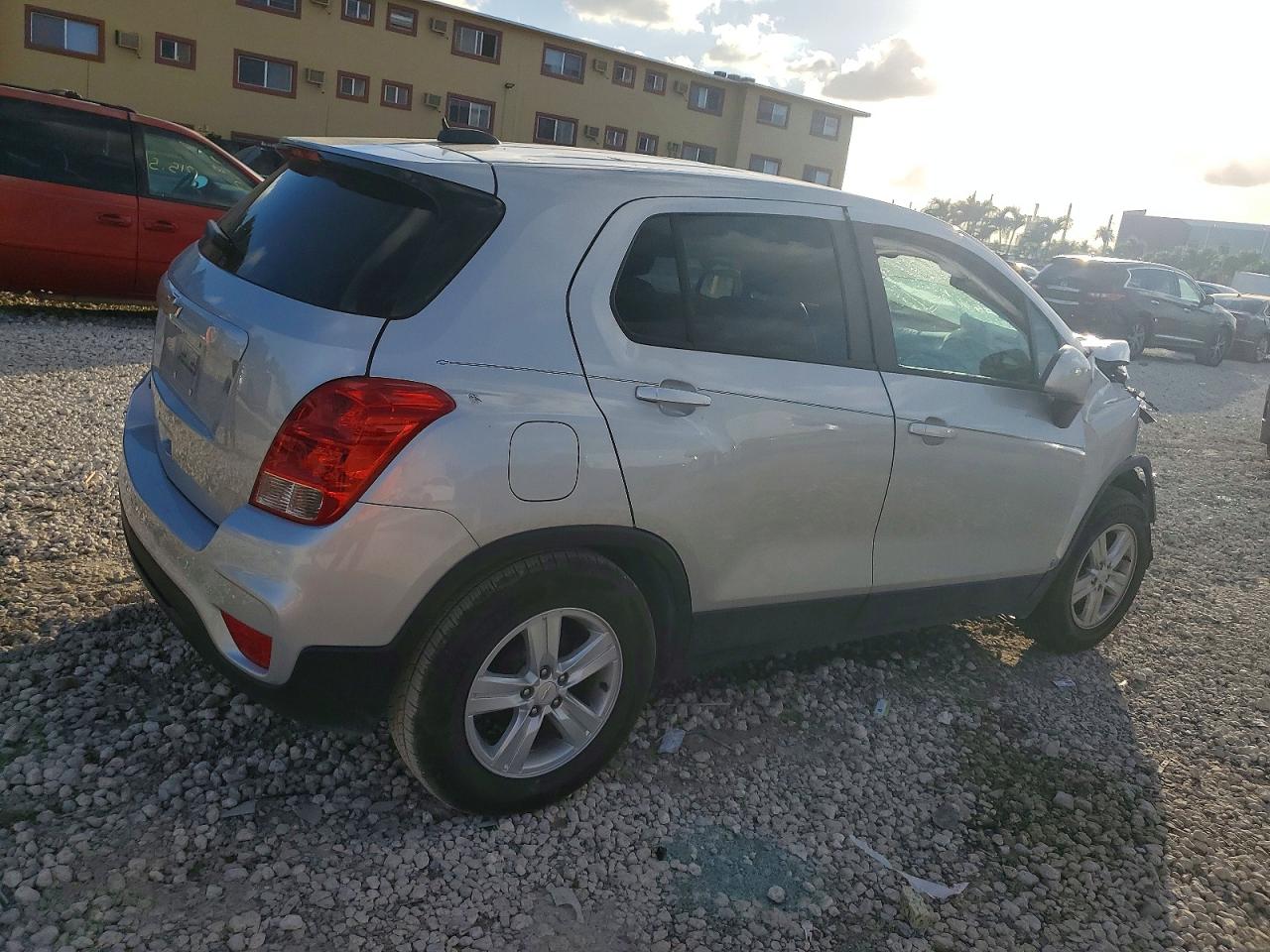 2020 CHEVROLET TRAX LS photo 3
