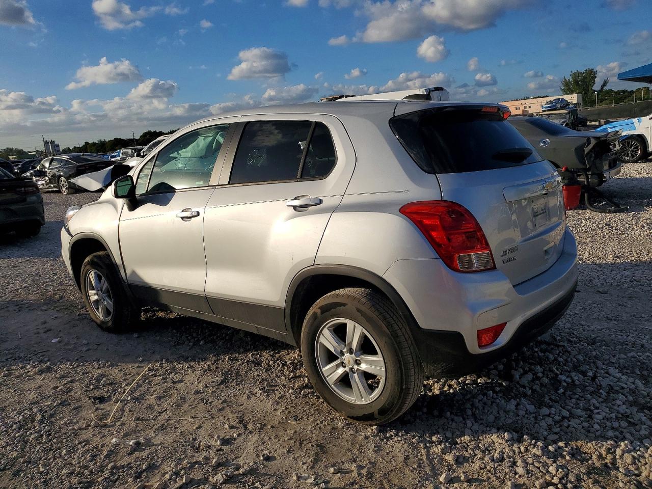 2020 CHEVROLET TRAX LS photo 2
