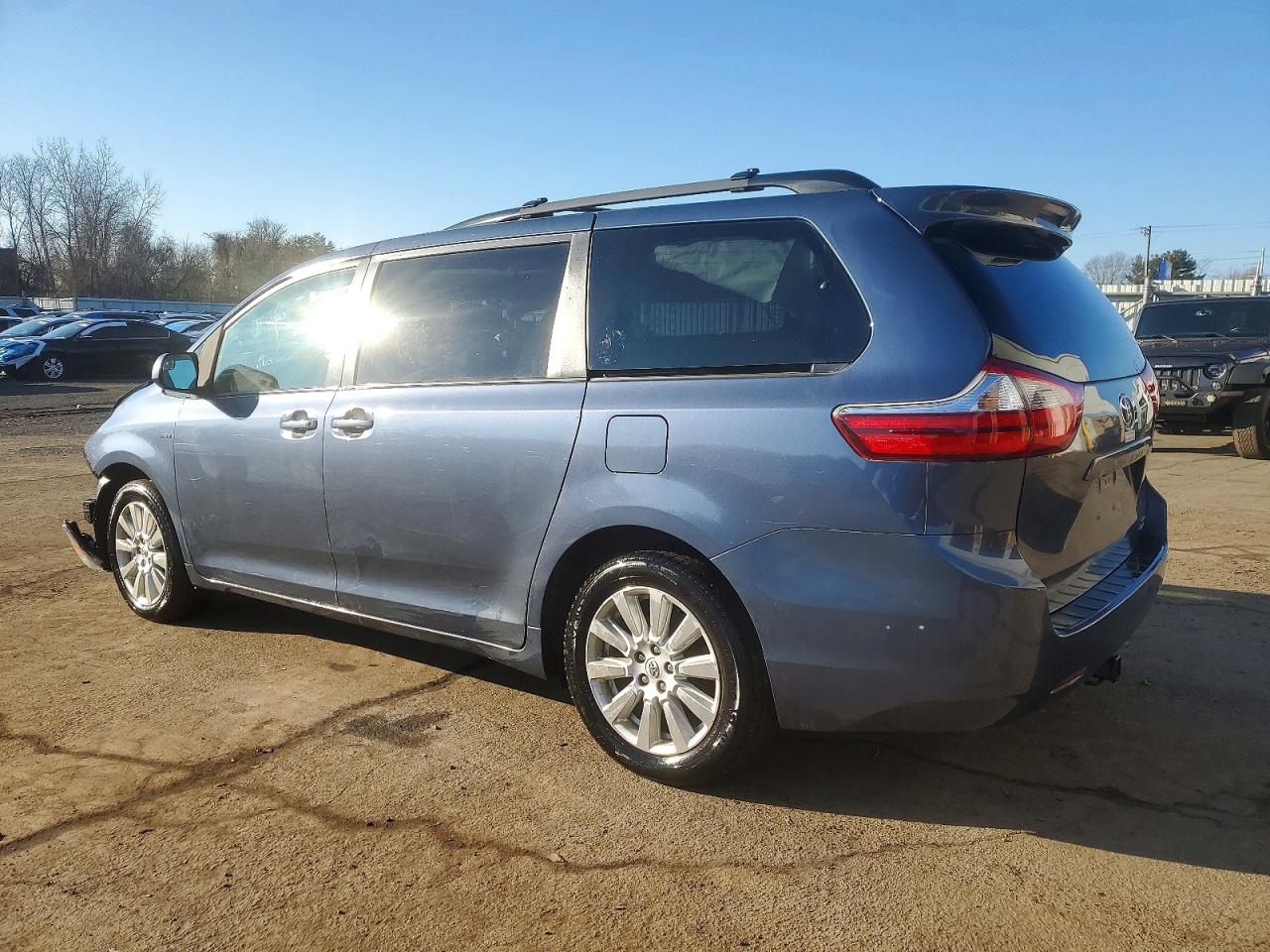 2017 TOYOTA SIENNA LE photo 2