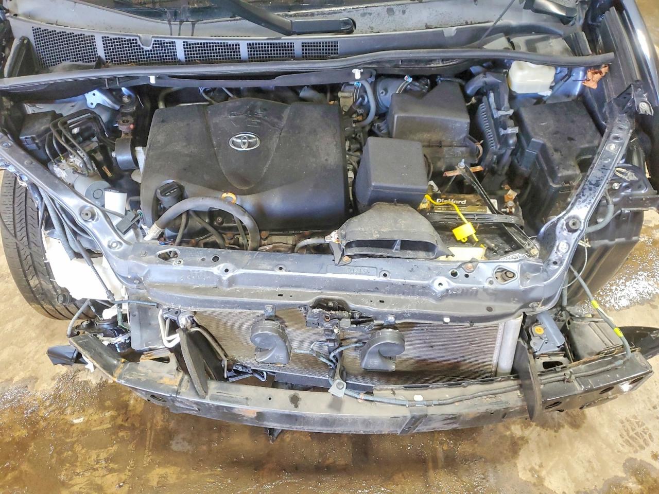 2017 TOYOTA SIENNA LE photo 12