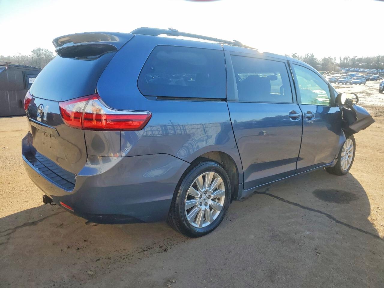 2017 TOYOTA SIENNA LE photo 3