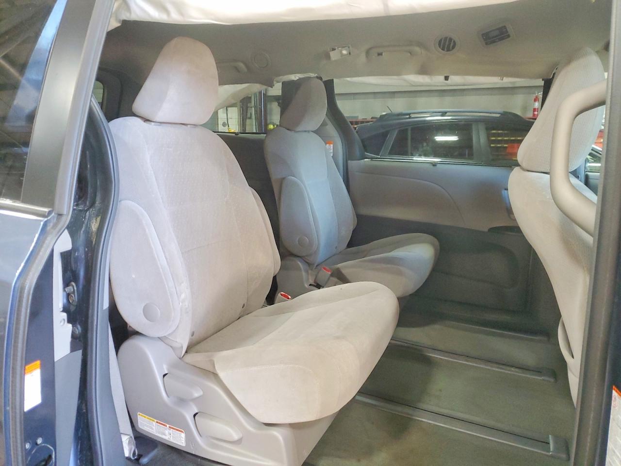 2017 TOYOTA SIENNA LE photo 11