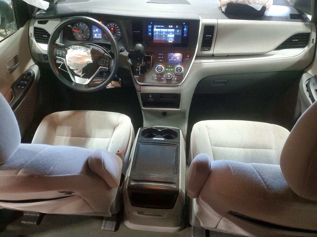 2017 TOYOTA SIENNA LE photo 8