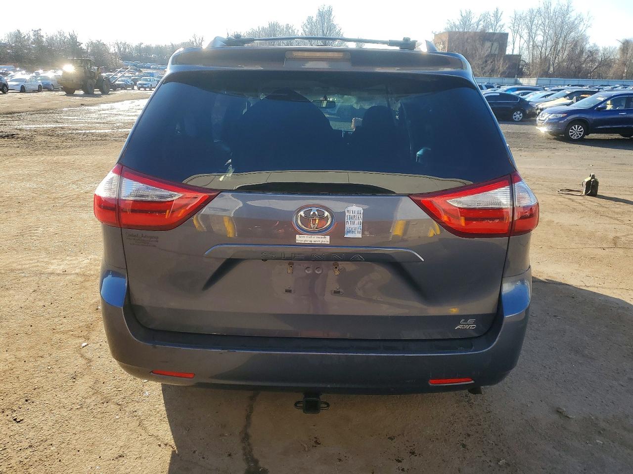 2017 TOYOTA SIENNA LE photo 6