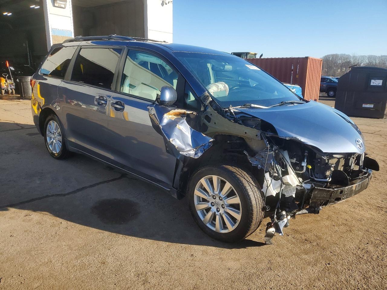 2017 TOYOTA SIENNA LE photo 4